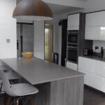 Muebles de cocina blancos con encimeras Silestone Gris Expo 20mm