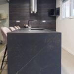 Isla de cocina toda cubierta con Dekton Kelya kitchen