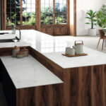 Combinación de madera y encimera de porcelánico Dekton Tundra