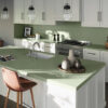 Mueble de cocina blanco con encimera verde cuarzo Silestone Posidonia Green Sunlit Days