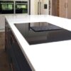 Isla de cuarzo con vitrocerámica Silestone Ariel