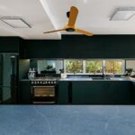 Cocina e isla moderna de cuarzo Silestone Charcoal Soapstone suede