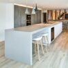 Isla de cocina con barra de desayuno Silestone Camden