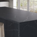 Isla de cocina toda cubierta con Silestone Eternal Charcoal Soapstone suede