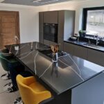 Isla de cocina con barra de desayuno Silestone Eternal Marquina k