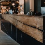 Combinación de madera y encimera de cuarzo Silestone Eternal Noir