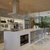 Cocina e isla moderna de cuarzo Silestone Iconic White