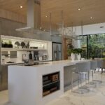 Cocina e isla moderna de cuarzo Silestone Iconic White