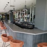 Isla de cuarzo en un bar Silestone Kensho