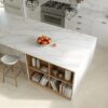 Dekton Lucid Combinación de madera blanca y encimera e isla de porcelánico