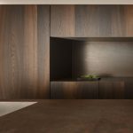 cocina marron con dekton Keranium