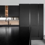 isla de cocina moderna con granito Sensa Moak Black