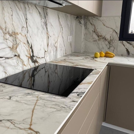 foto de una encimera en una cocina de Neolith Calacatta Luxe